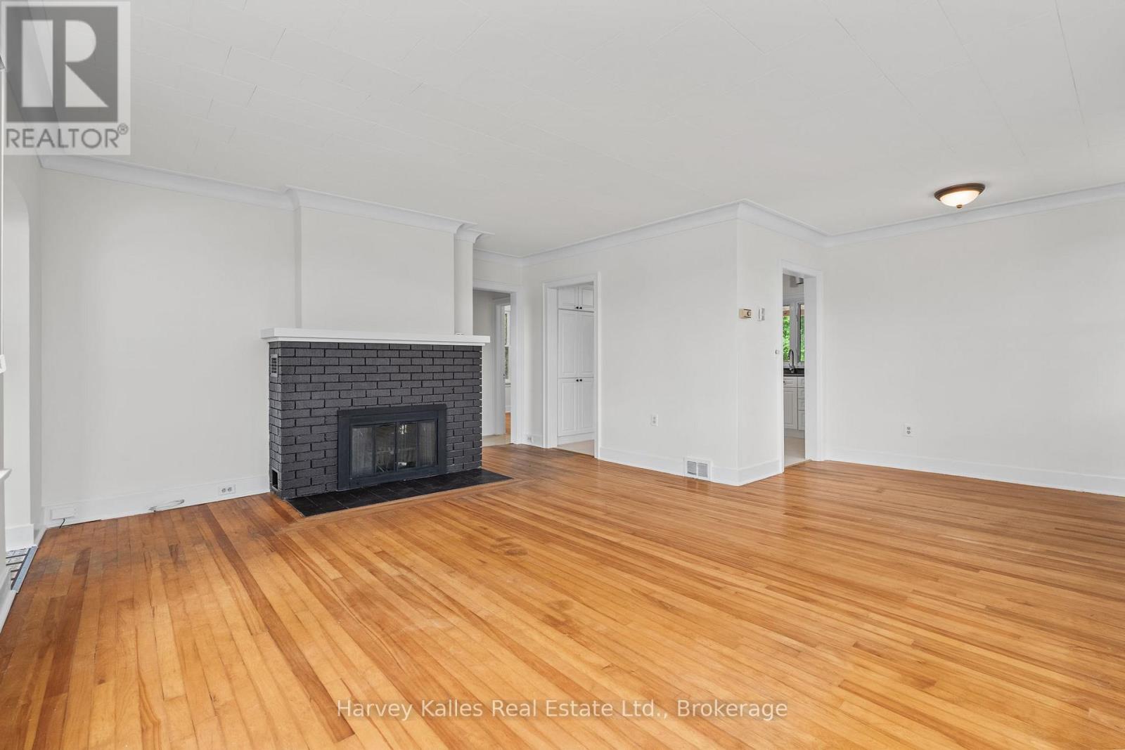 16 Manominee Street, Huntsville, Ontario  P1H 1H2 - Photo 5 - X12357735