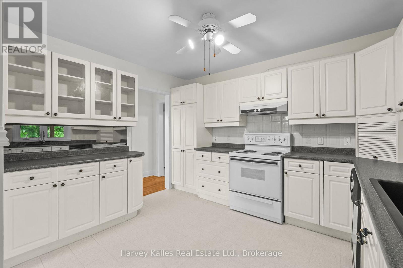 16 Manominee Street, Huntsville, Ontario  P1H 1H2 - Photo 8 - X12357735