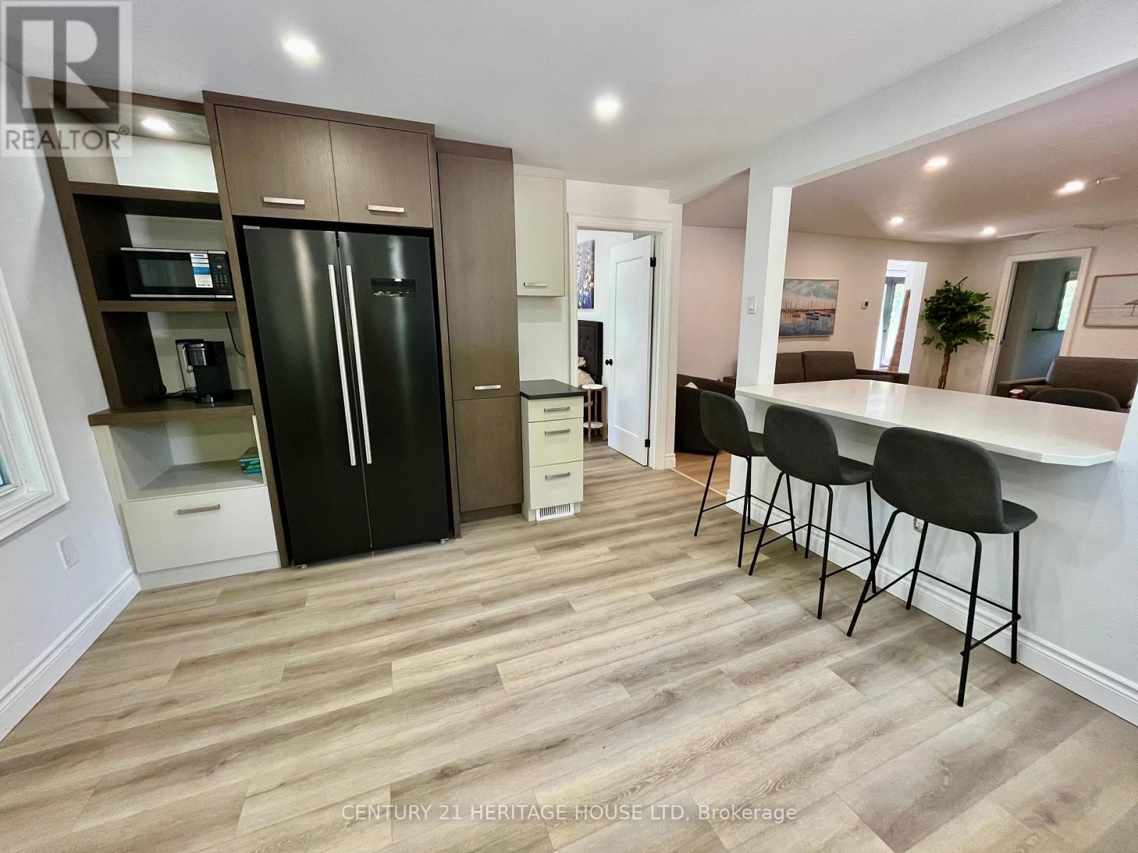3490 Waneeta Drive, Malahide, Ontario  N5H 2R2 - Photo 4 - X12357826