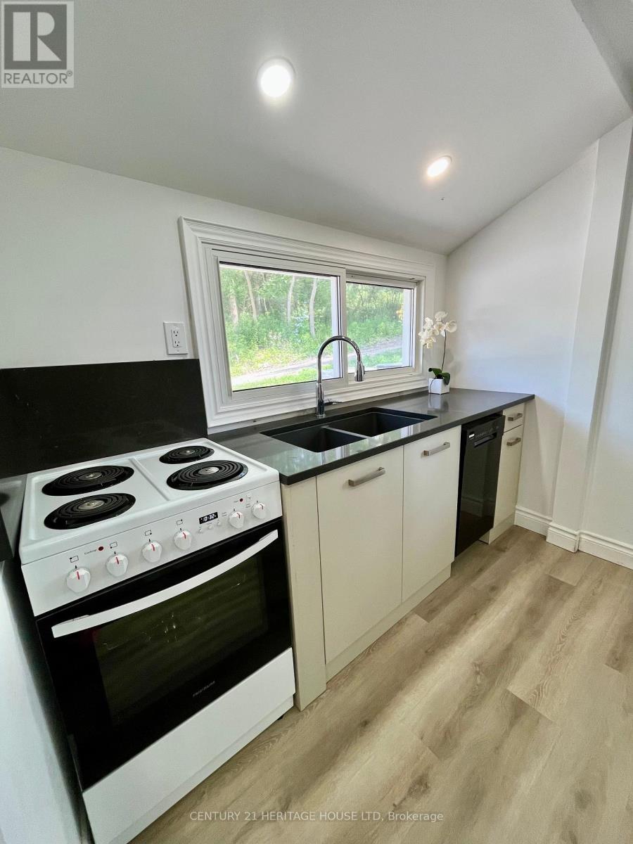 3490 Waneeta Drive, Malahide, Ontario  N5H 2R2 - Photo 8 - X12357826