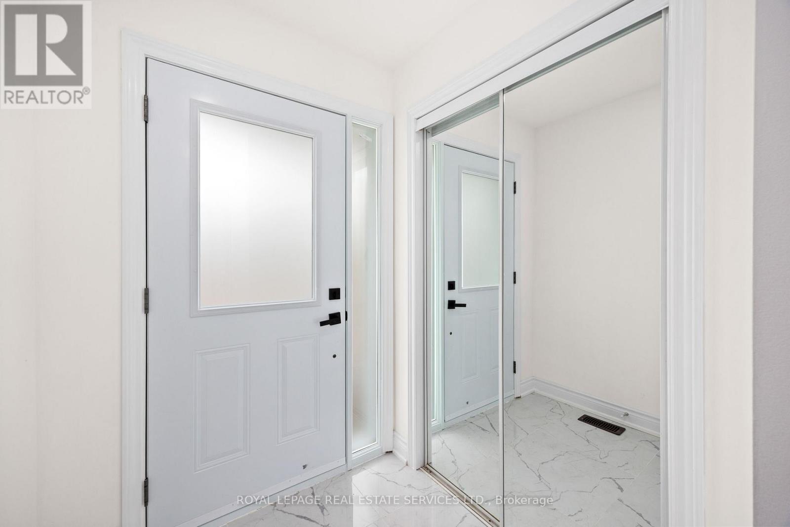 1130 Westview Terrace, Oakville, Ontario  L6M 3M1 - Photo 3 - W12357725