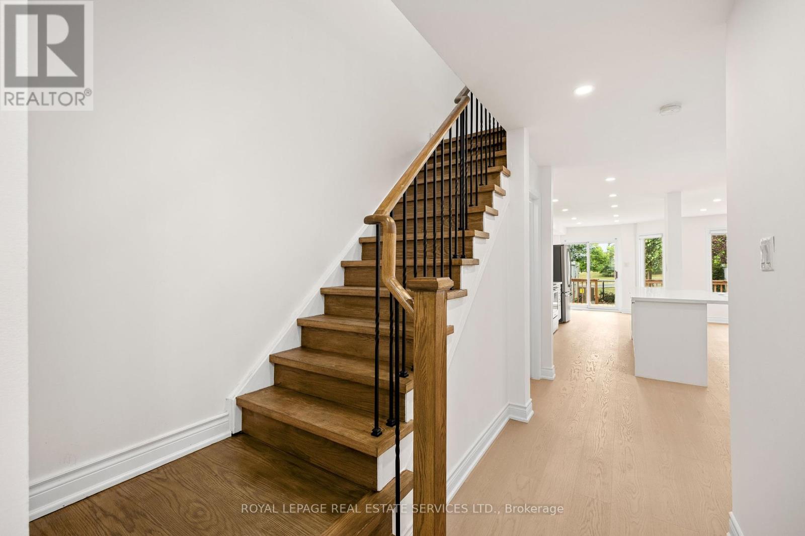 1130 Westview Terrace, Oakville, Ontario  L6M 3M1 - Photo 4 - W12357725