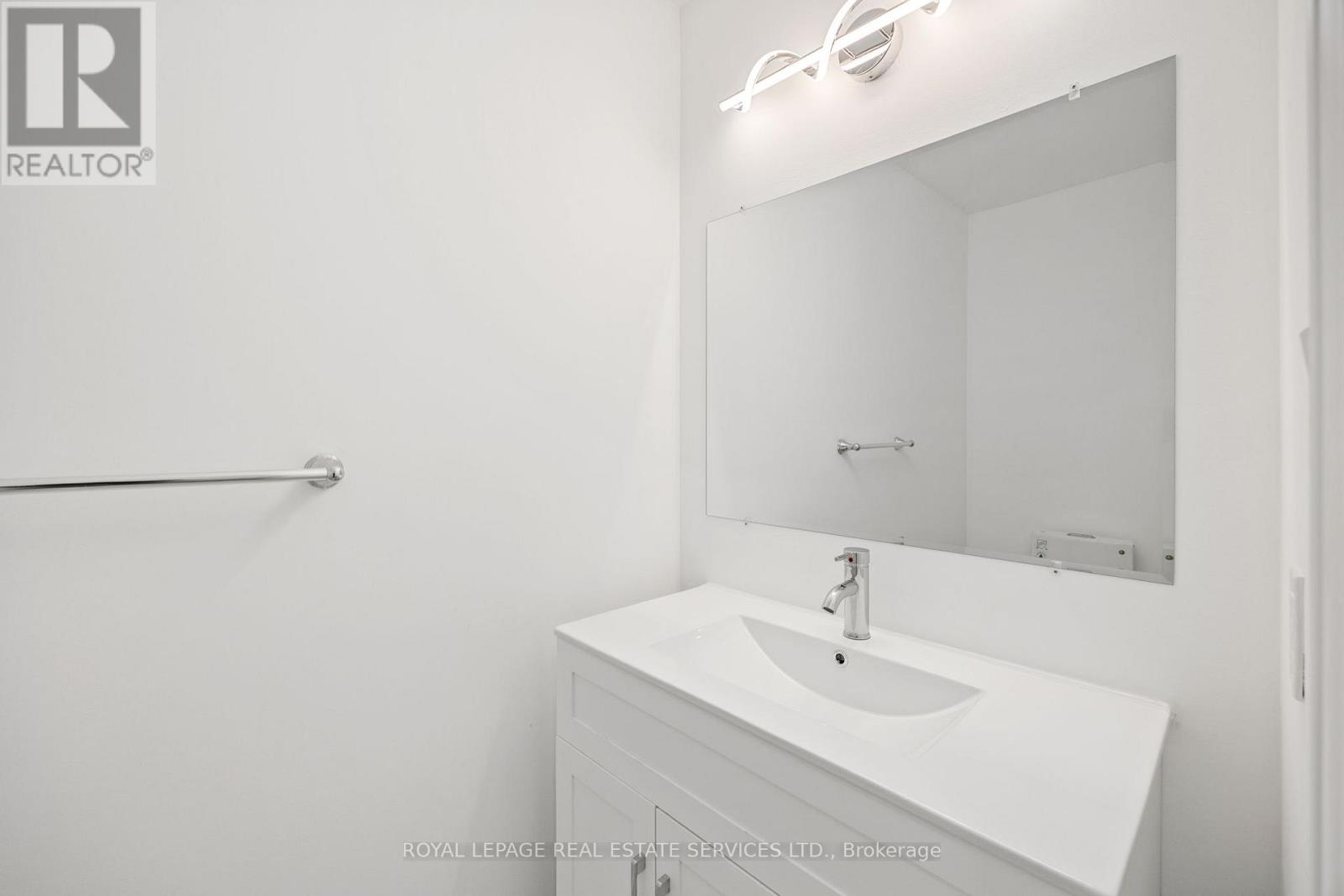 1130 Westview Terrace, Oakville, Ontario  L6M 3M1 - Photo 5 - W12357725