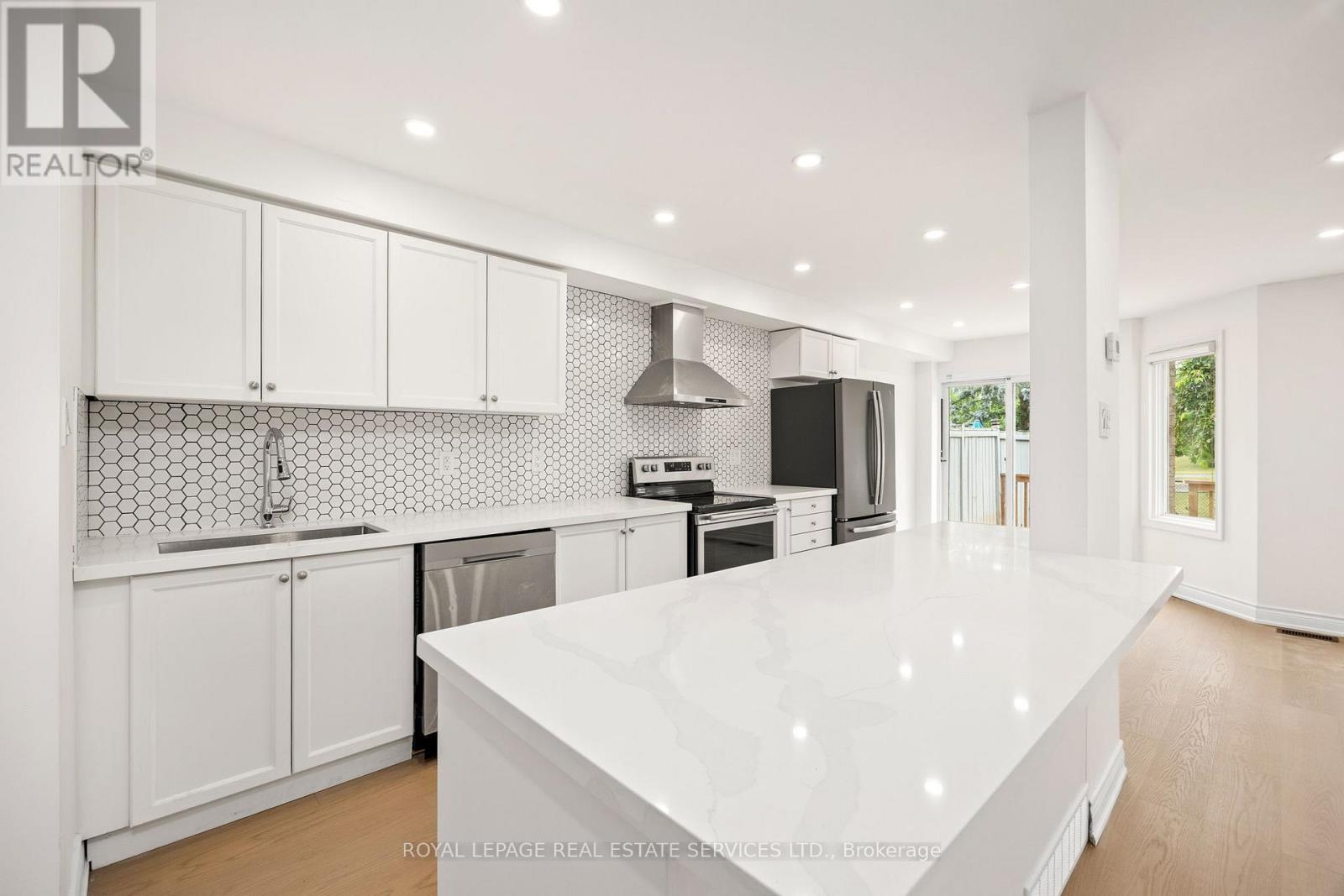 1130 Westview Terrace, Oakville, Ontario  L6M 3M1 - Photo 8 - W12357725