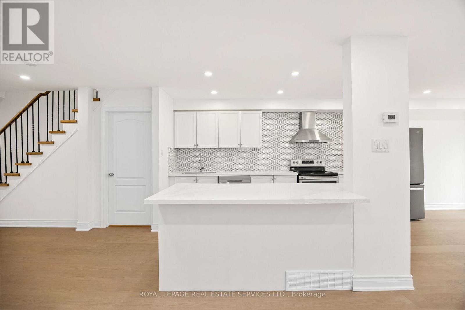 1130 Westview Terrace, Oakville, Ontario  L6M 3M1 - Photo 9 - W12357725