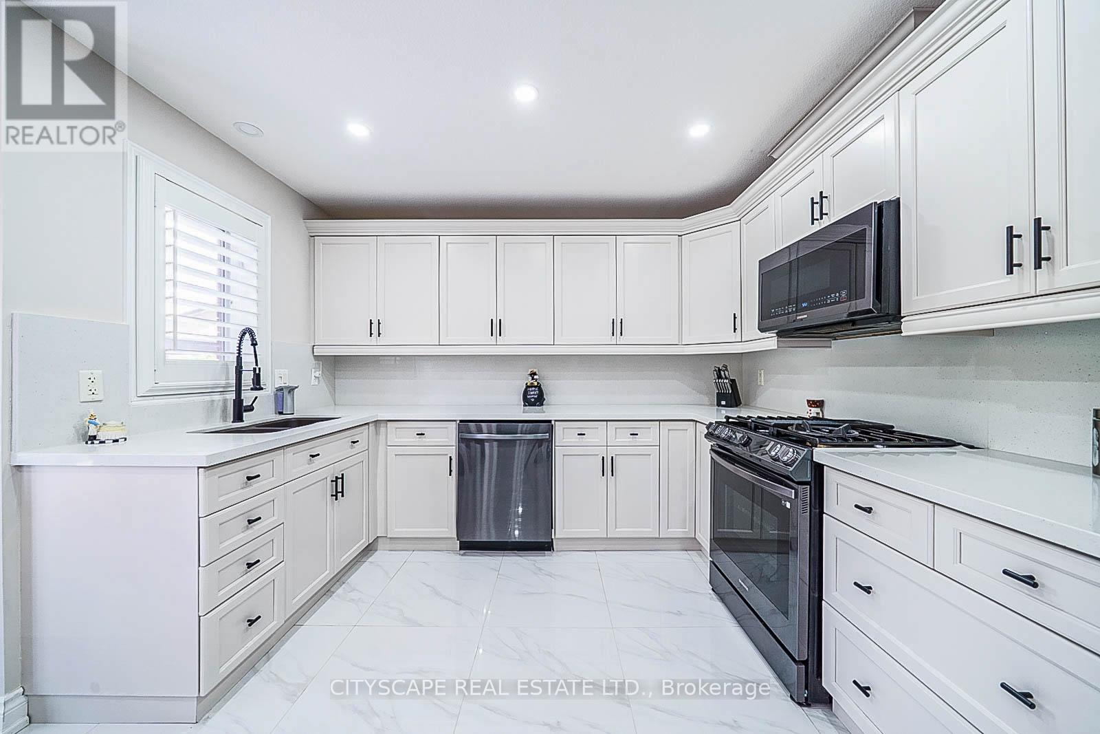 19 Staples Lane, Hamilton, Ontario  L0R 1C0 - Photo 14 - X12357730