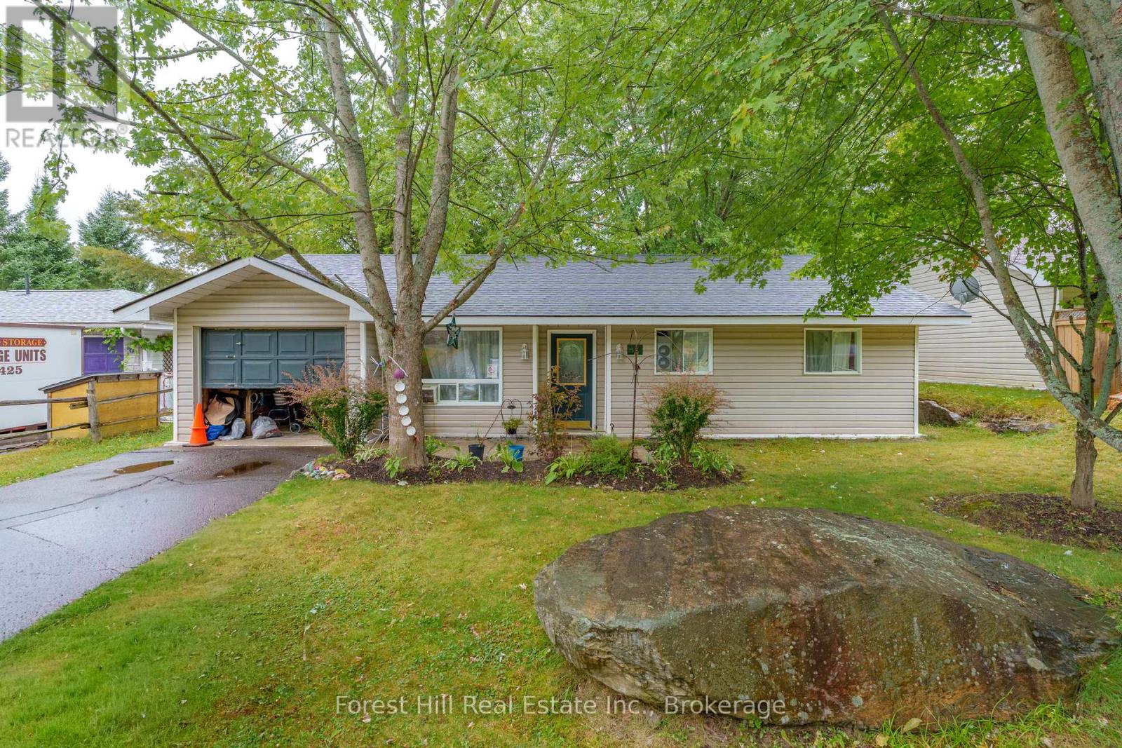 12 Crestview Drive, Huntsville, Ontario  P1H 1S8 - Photo 1 - X12357834