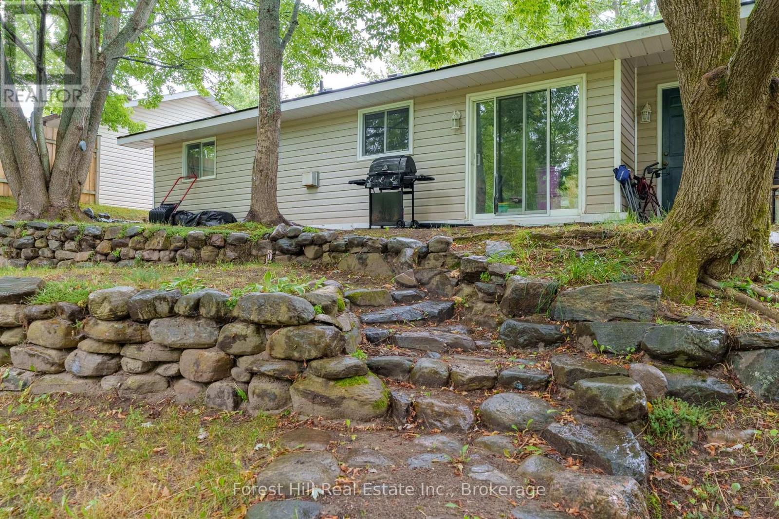 12 Crestview Drive, Huntsville, Ontario  P1H 1S8 - Photo 3 - X12357834