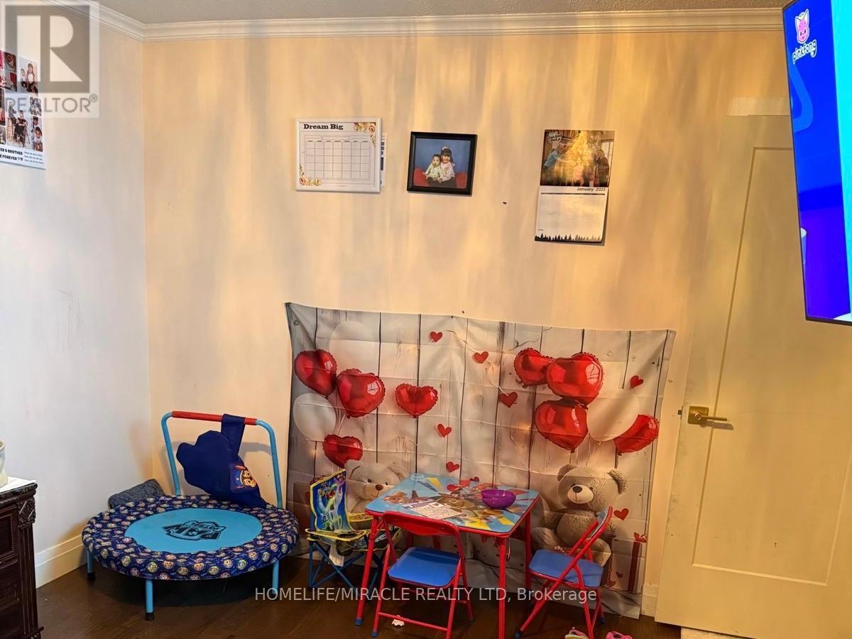 60 Brookfield Court, Brampton, Ontario  L6Y 4K4 - Photo 13 - W12006329