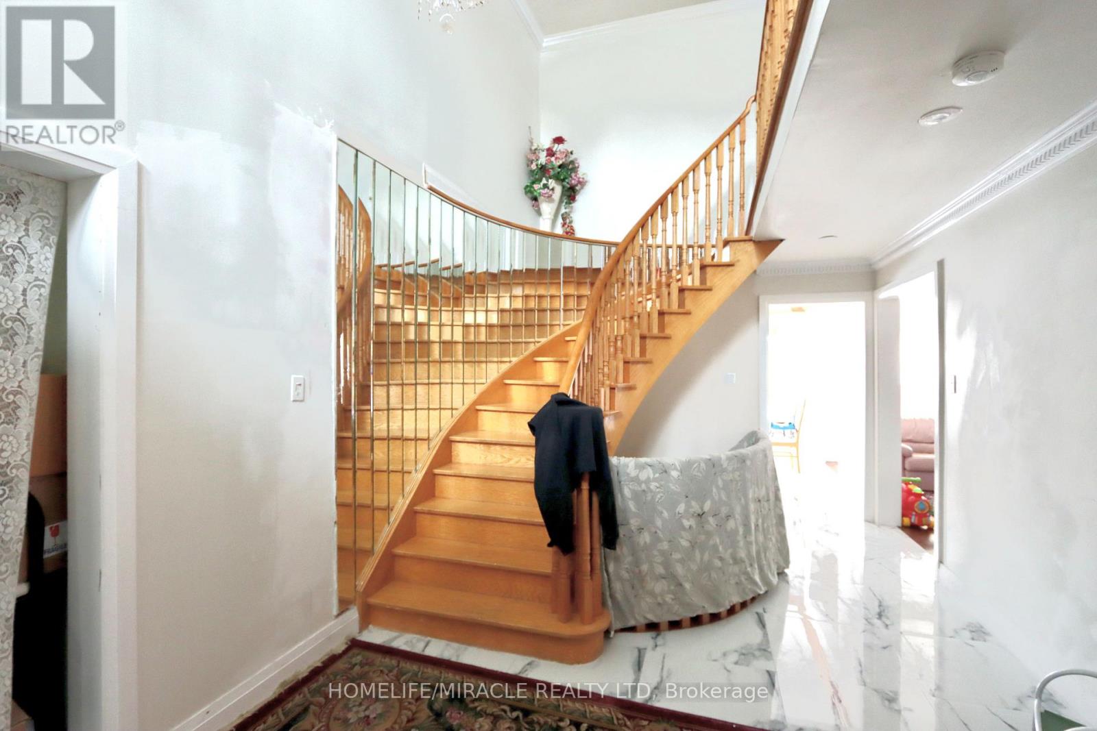 60 Brookfield Court, Brampton, Ontario  L6Y 4K4 - Photo 2 - W12006329