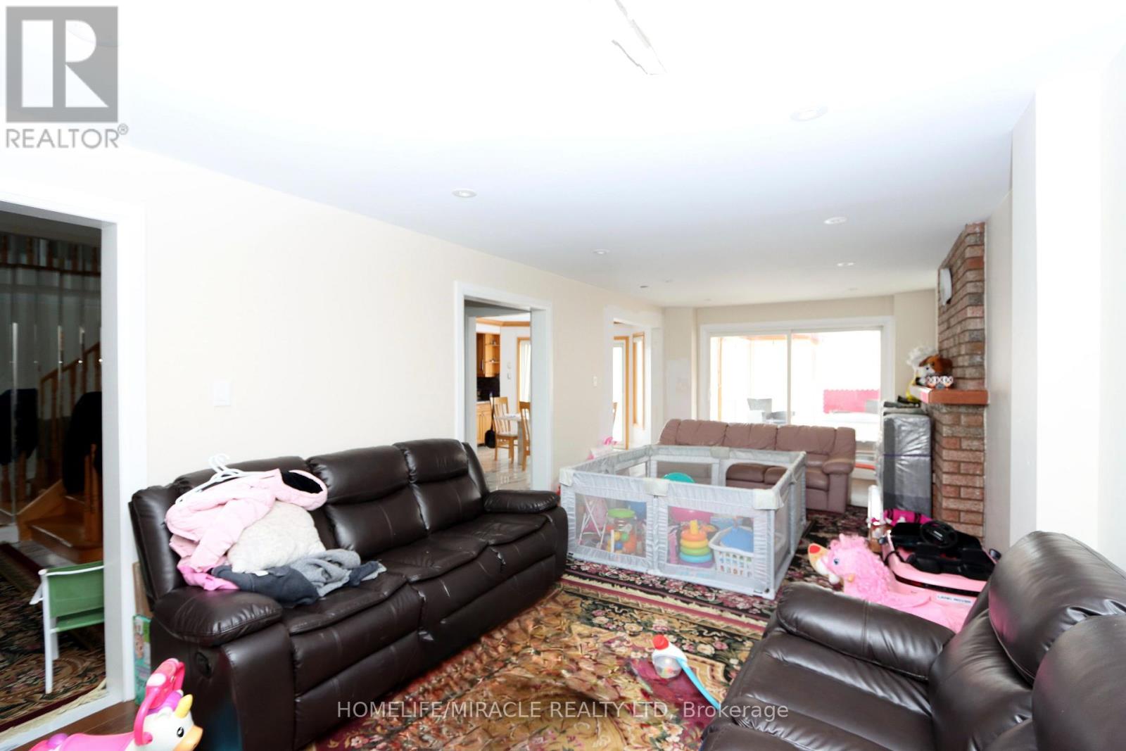 60 Brookfield Court, Brampton, Ontario  L6Y 4K4 - Photo 9 - W12006329