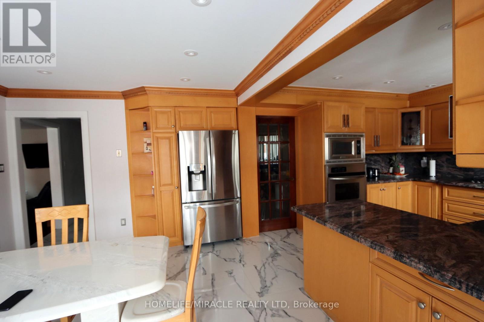 60 Brookfield Court, Brampton, Ontario  L6Y 4K4 - Photo 6 - W12006329