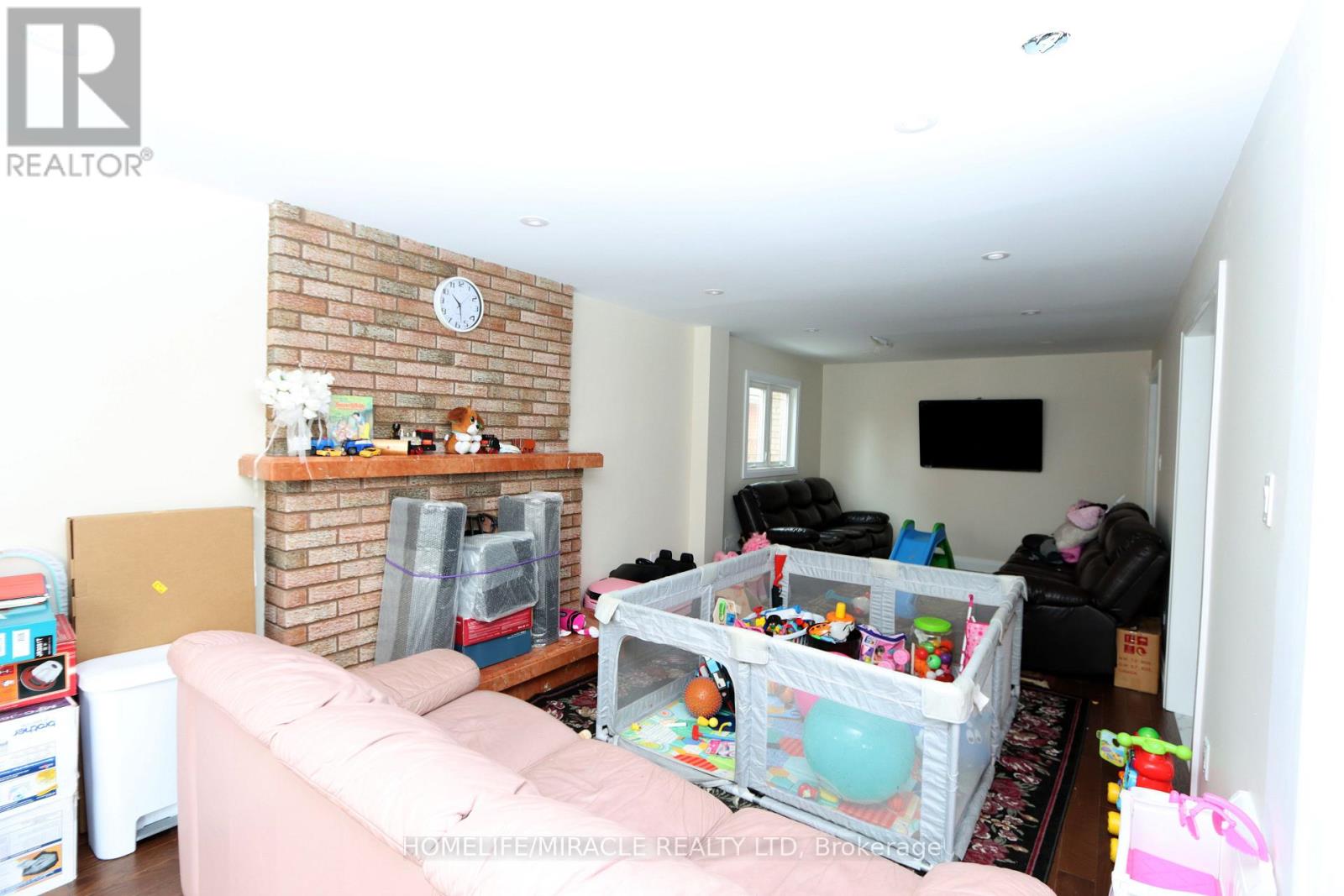 60 Brookfield Court, Brampton, Ontario  L6Y 4K4 - Photo 8 - W12006329