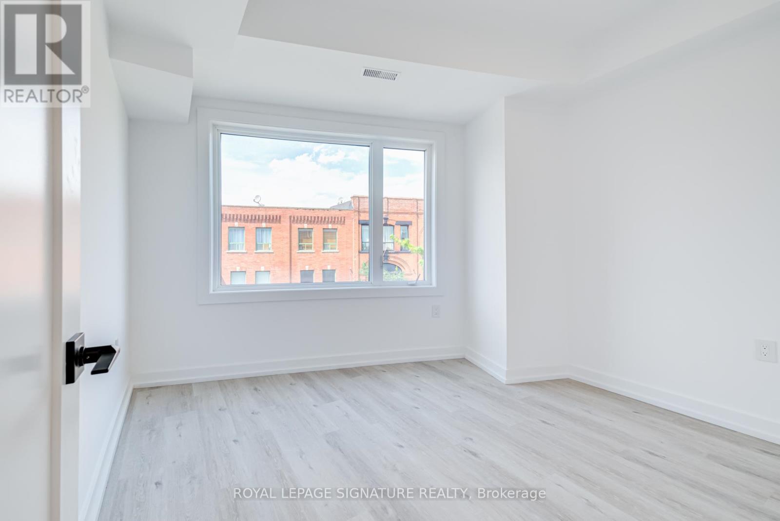 4 - 3039 Dundas Street W, Toronto, Ontario  M6P 1Z5 - Photo 7 - W12357907