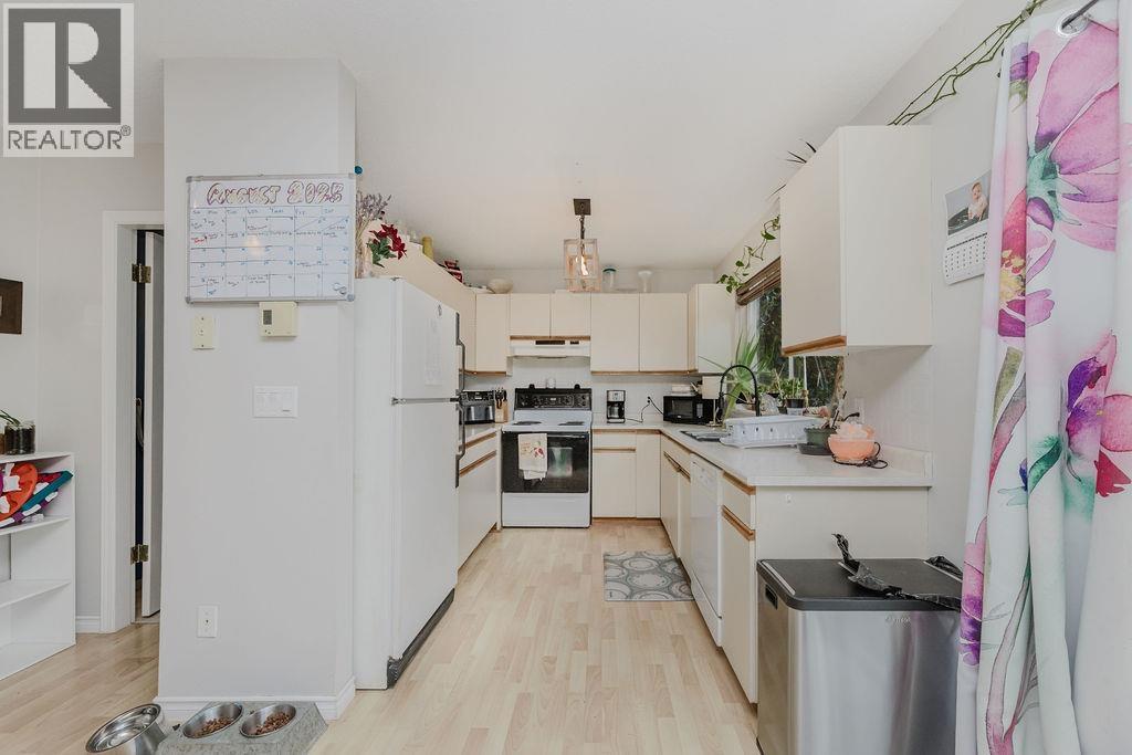 22 5761 Wharf Avenue, Sechelt, British Columbia  V0N 3A0 - Photo 3 - R3039418