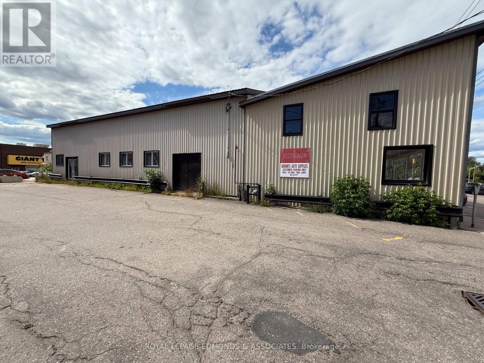 174 Albert Street, Pembroke, Ontario  K8A 4K6 - Photo 3 - X12358068