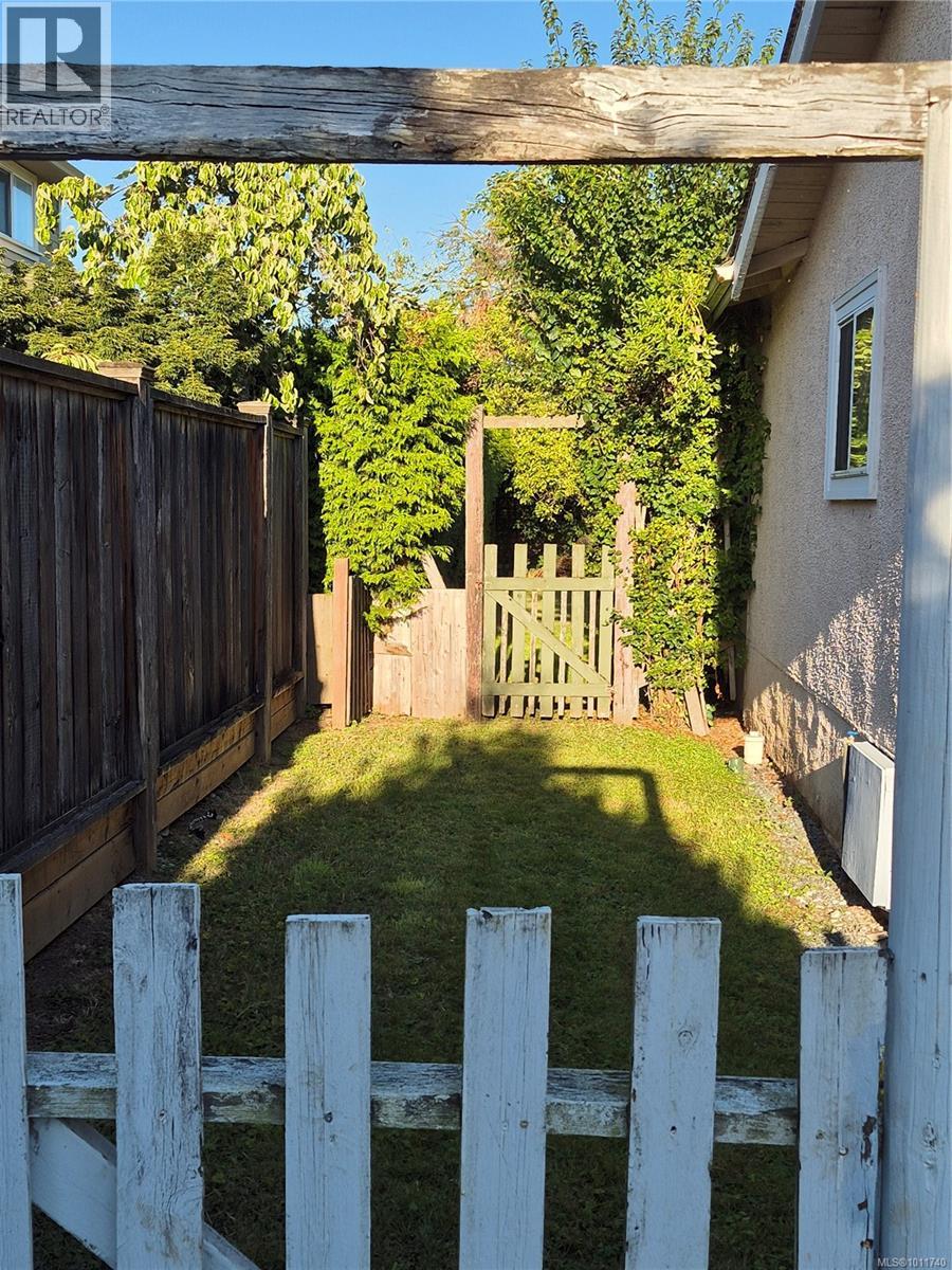 9691 Fifth St, Sidney, British Columbia  V8L 2W9 - Photo 4 - 1011740