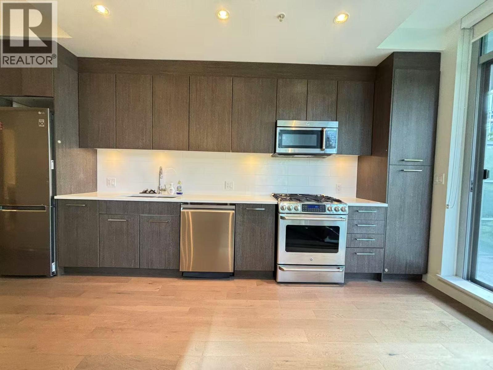 10x 9080 University Crescent, Burnaby, British Columbia  V5A 0B7 - Photo 3 - R3039485