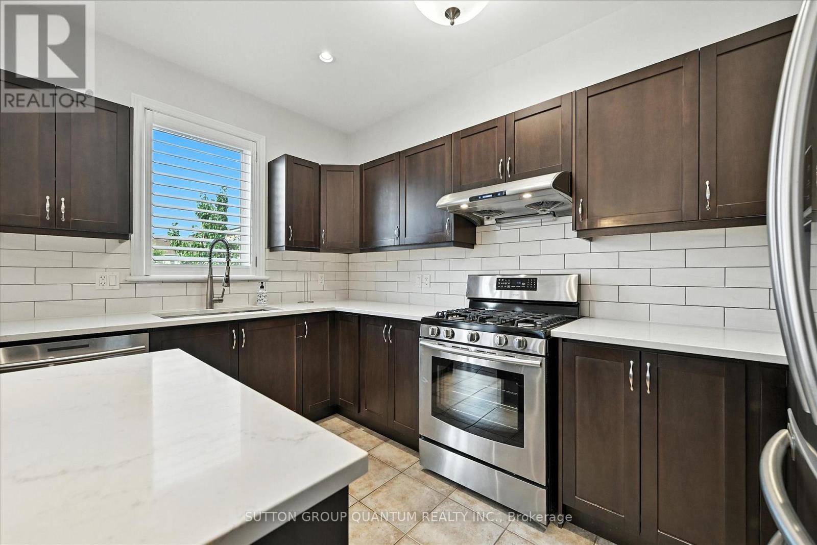 167 Alessio Drive, Hamilton, Ontario  L9B 0E9 - Photo 9 - X12358013