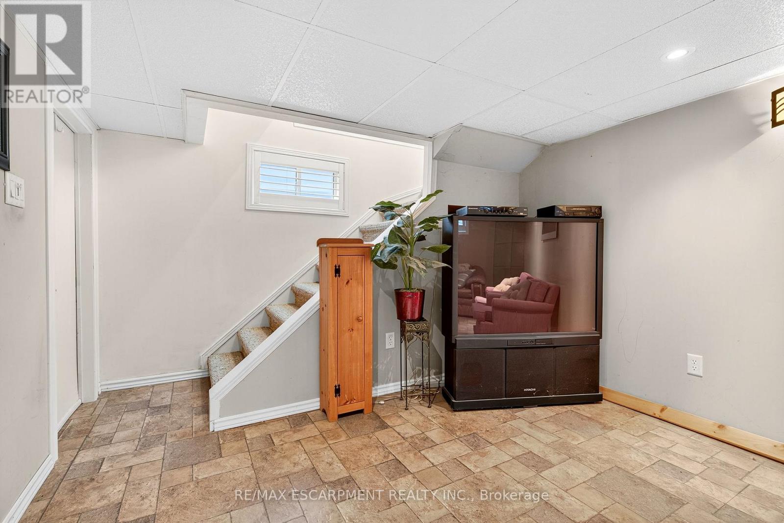 15 Donald Avenue, Hamilton, Ontario  L9H 1E9 - Photo 22 - X12358033