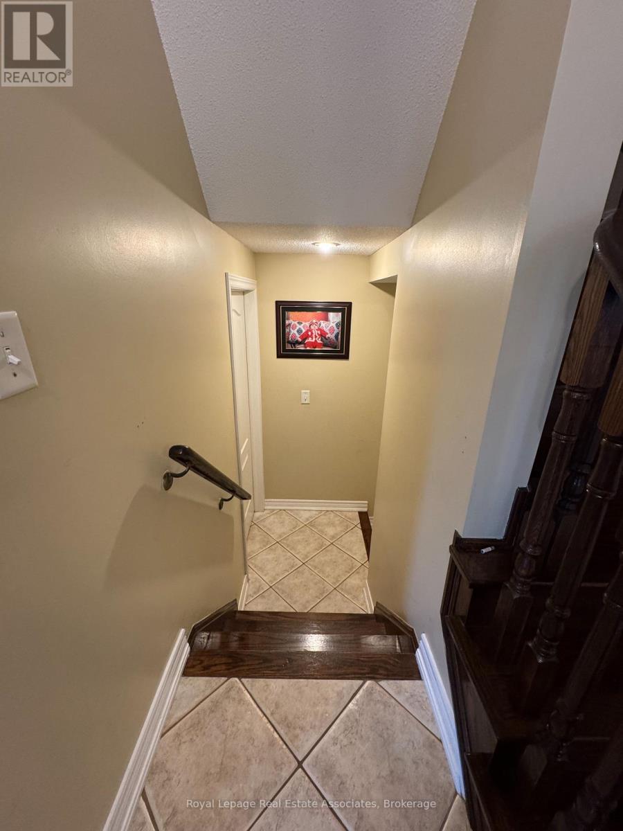 Upper - 659 Garden Walk, Mississauga, Ontario  L5W 1V9 - Photo 9 - W12356596