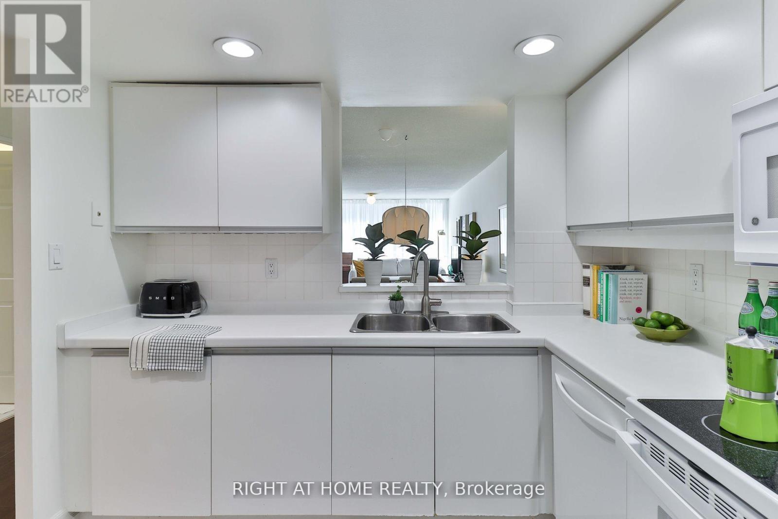402 - 225 Davenport Road, Toronto, Ontario  M5R 3R2 - Photo 13 - C12358117