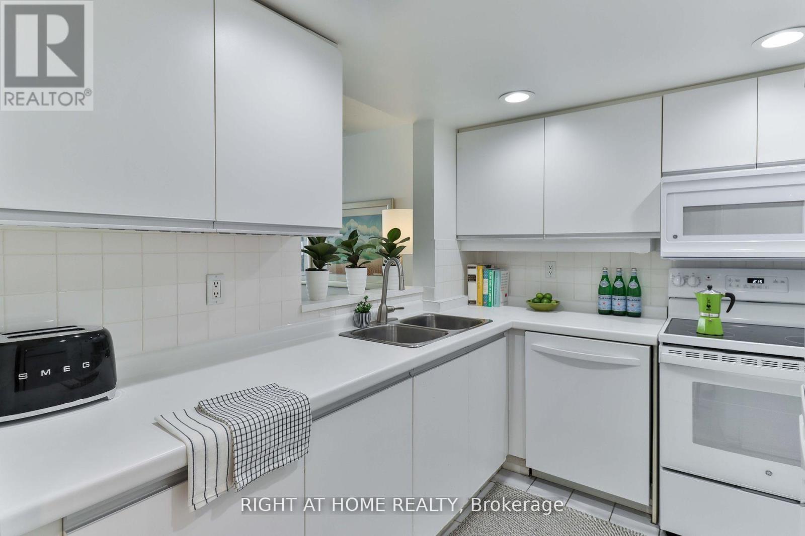 402 - 225 Davenport Road, Toronto, Ontario  M5R 3R2 - Photo 14 - C12358117