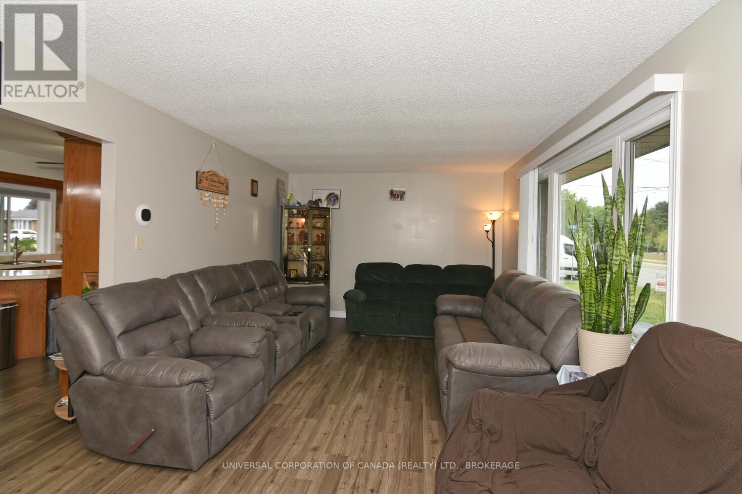 406 Elm Avenue N, North Perth, Ontario  N4W 3G2 - Photo 6 - X12358161