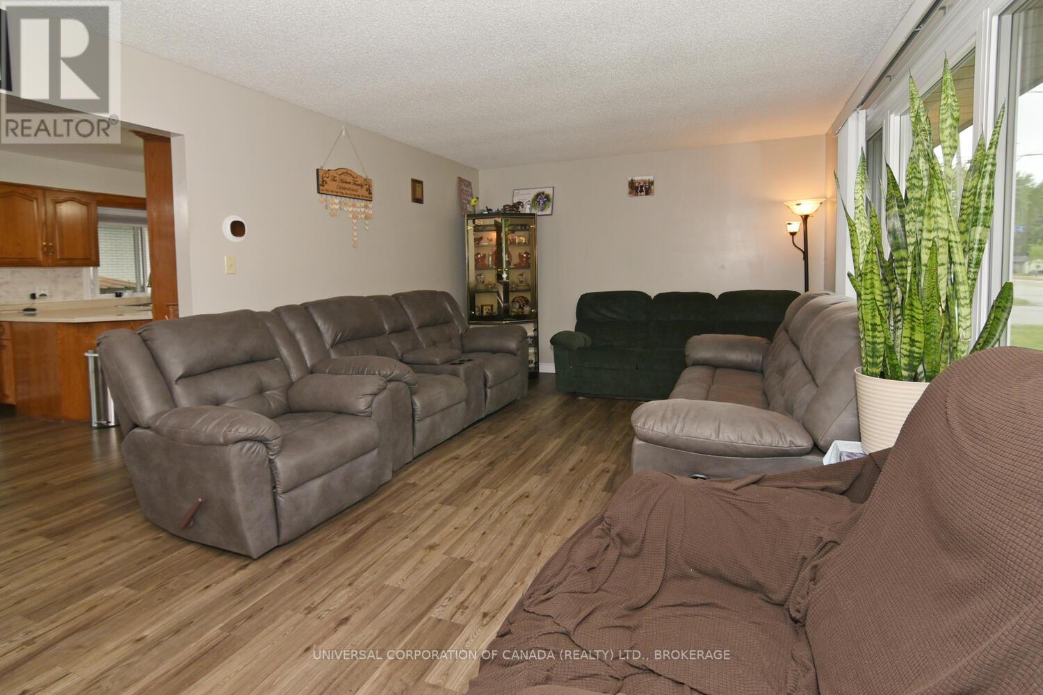 406 Elm Avenue N, North Perth, Ontario  N4W 3G2 - Photo 7 - X12358161