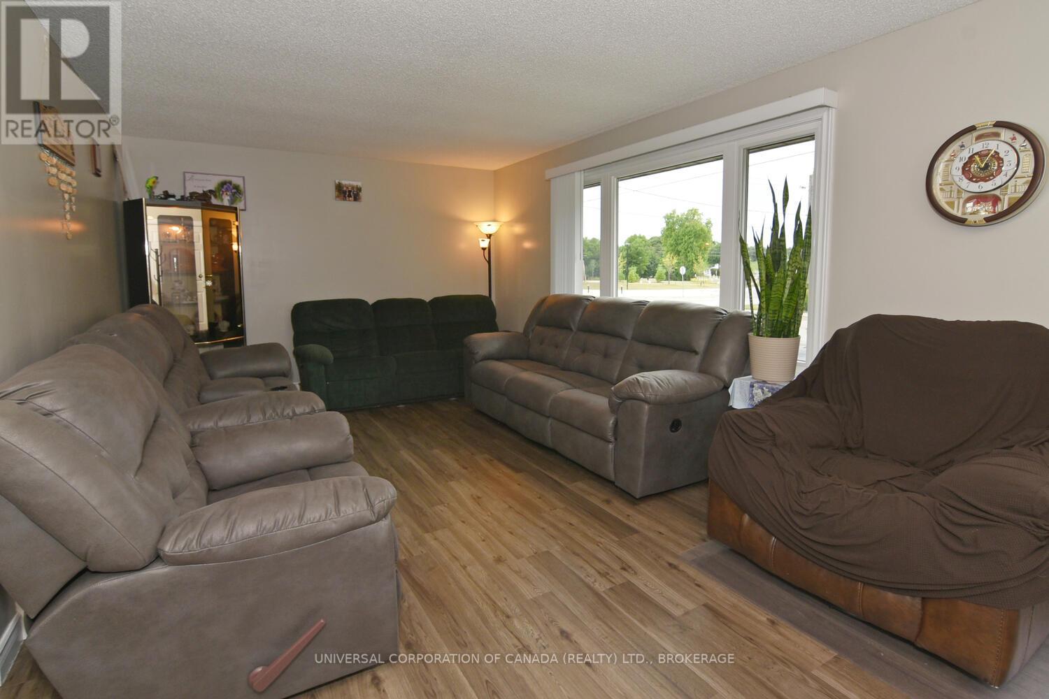 406 Elm Avenue N, North Perth, Ontario  N4W 3G2 - Photo 8 - X12358161