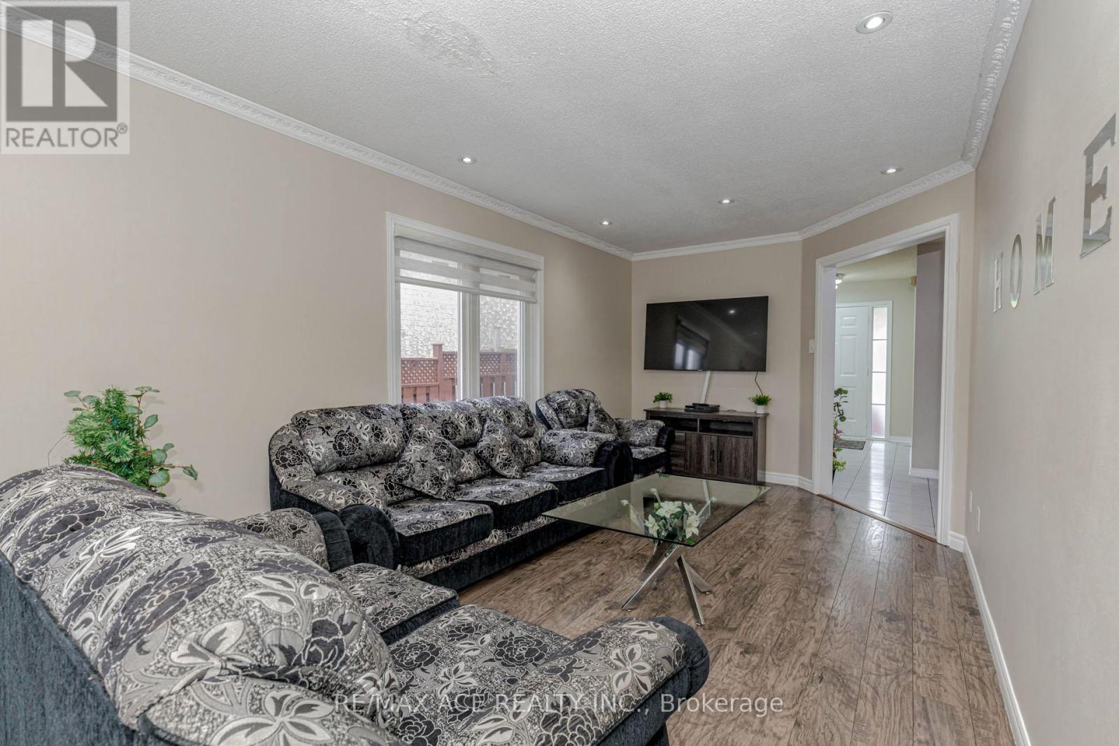 97 Bighorn Crescent, Brampton (Sandringham-Wellington), Ontario  L6R 1G2 - Photo 10 - W12358102