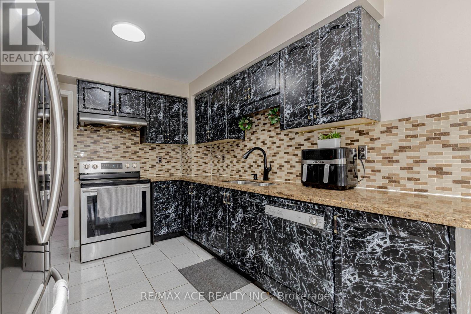 97 Bighorn Crescent, Brampton (Sandringham-Wellington), Ontario  L6R 1G2 - Photo 12 - W12358102