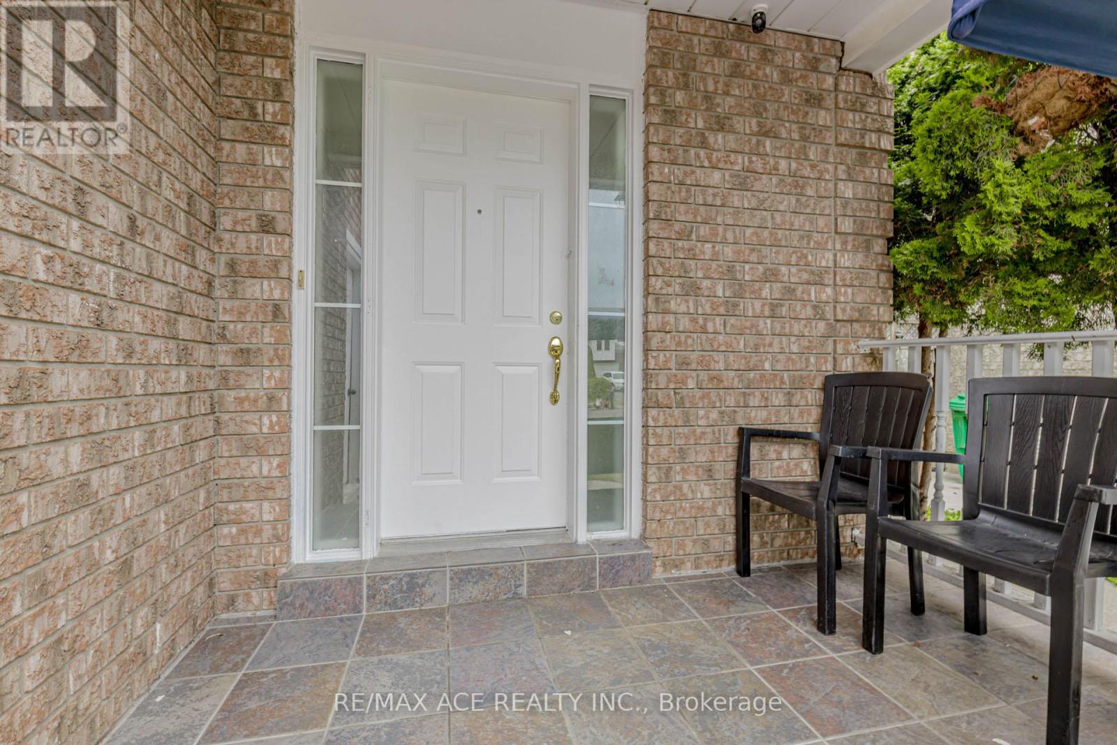 97 Bighorn Crescent, Brampton (Sandringham-Wellington), Ontario  L6R 1G2 - Photo 4 - W12358102
