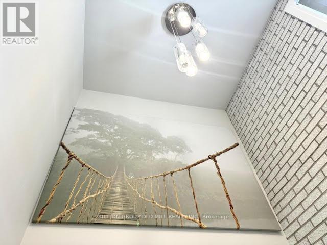 Upper - 46 Bemersyde Drive, Toronto, Ontario  M9A 2T2 - Photo 3 - W12358128