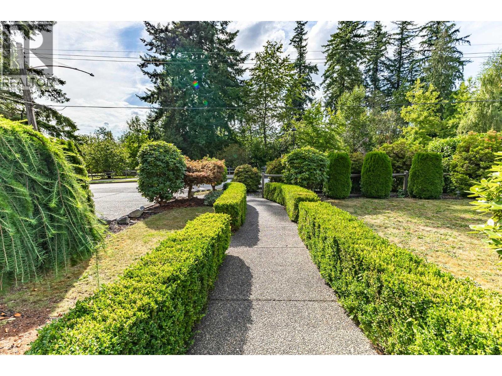 605 Laurentian Crescent, Coquitlam, British Columbia  V3J 6H3 - Photo 4 - R3039528