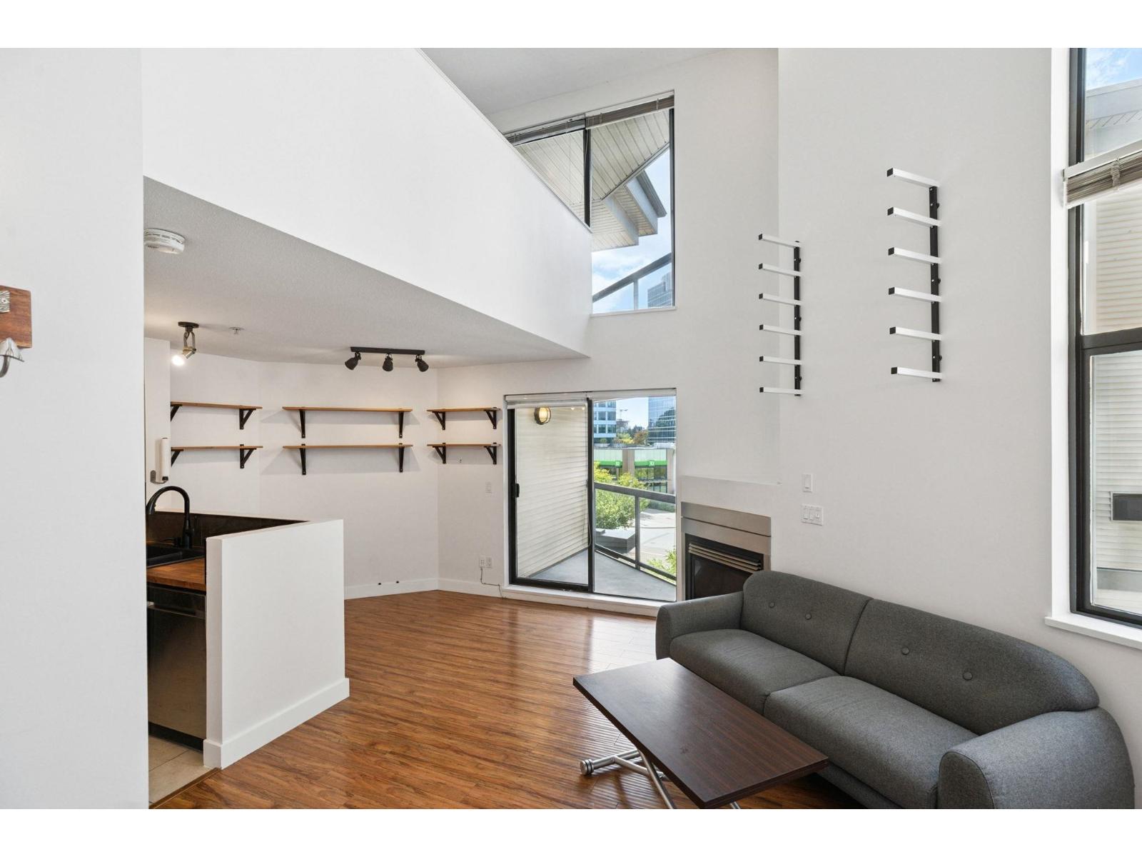 415 10866 City Parkway, Surrey, British Columbia  V3T 5W9 - Photo 2 - R3039407