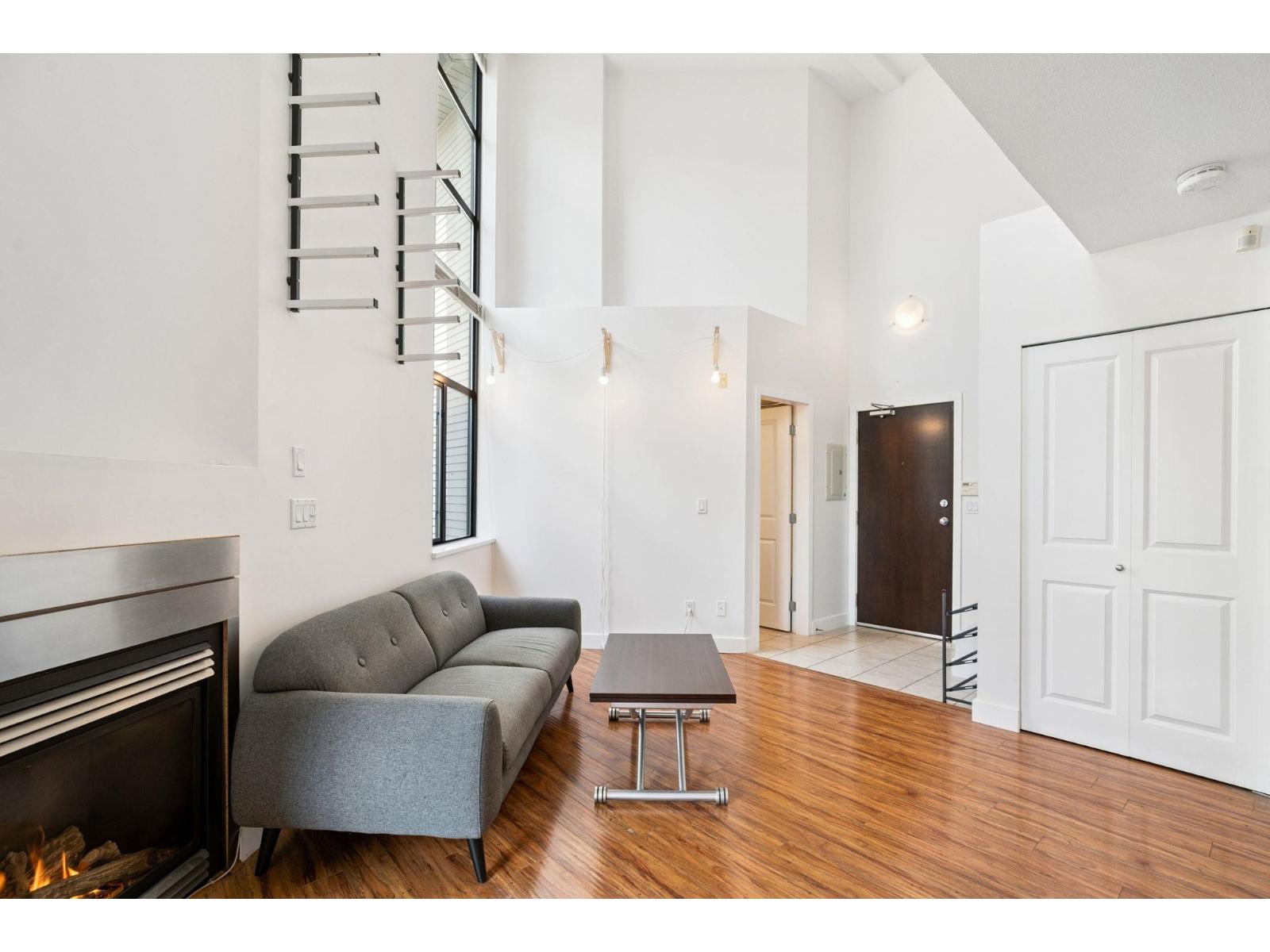 415 10866 City Parkway, Surrey, British Columbia  V3T 5W9 - Photo 3 - R3039407