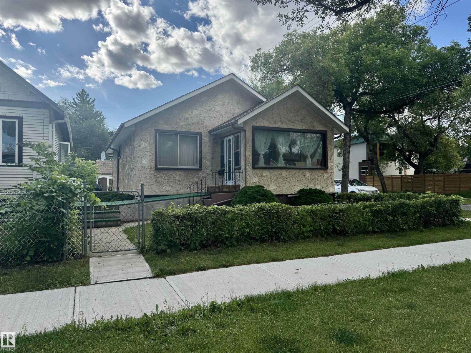 Property at 11936 94 ST NW image 3