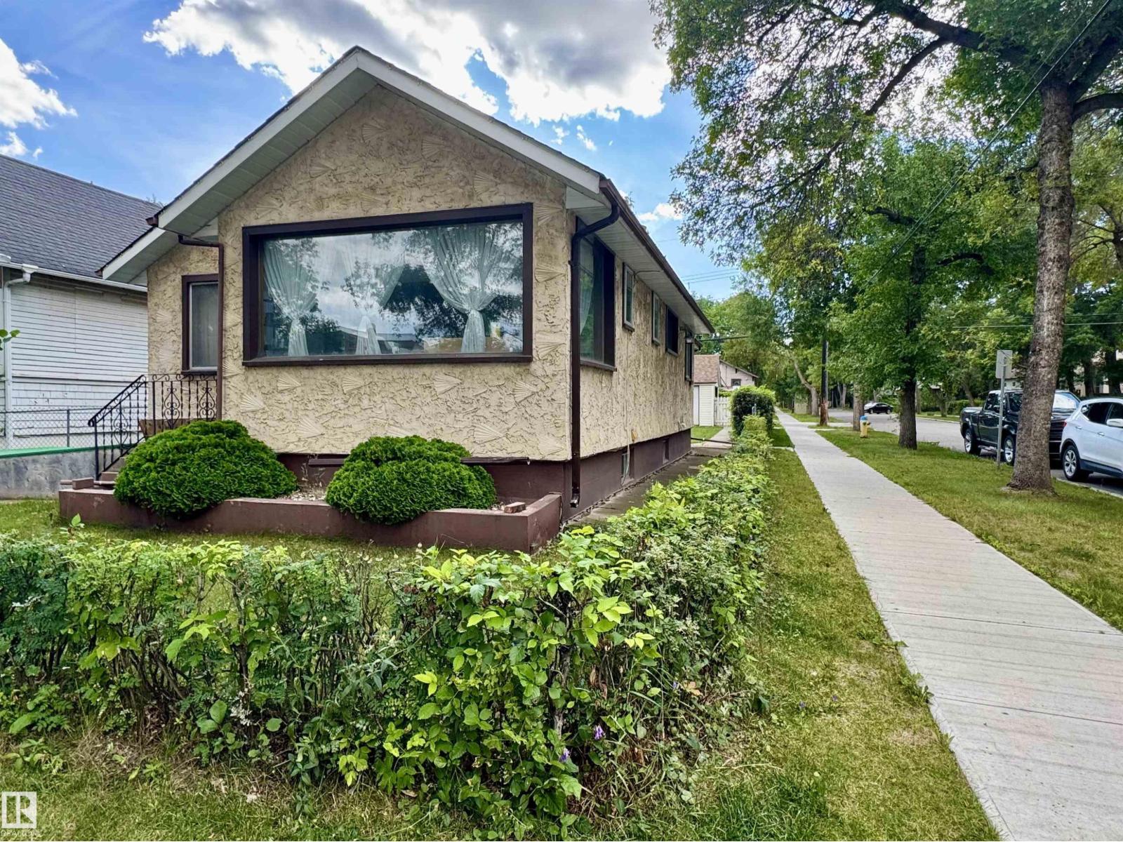 Property at 11936 94 ST NW image 1