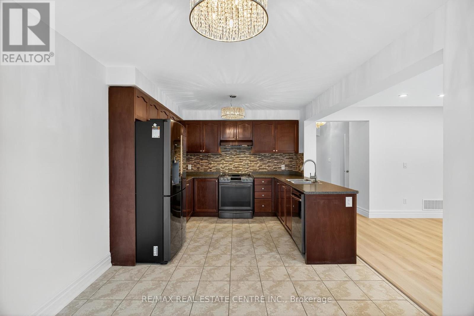 240 Armstrong Crescent, Bradford West Gwillimbury (Bradford), Ontario  L3Z 2A4 - Photo 13 - N12358250