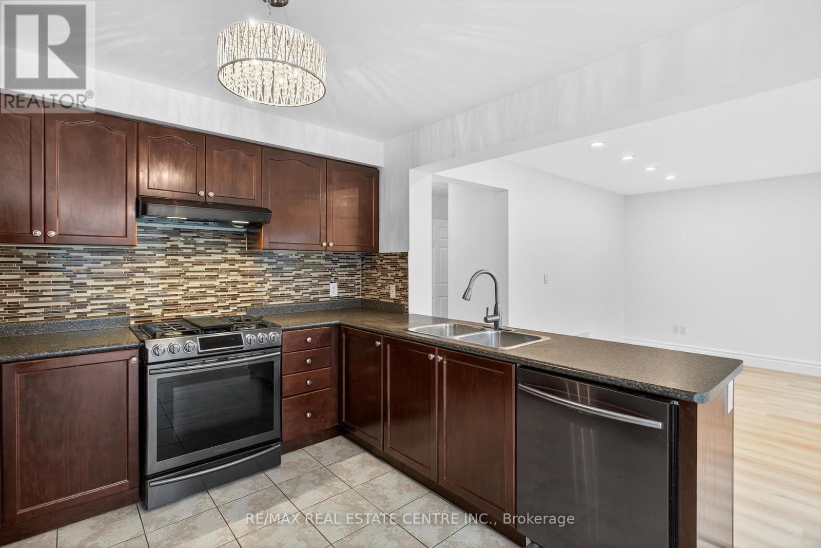 240 Armstrong Crescent, Bradford West Gwillimbury (Bradford), Ontario  L3Z 2A4 - Photo 14 - N12358250