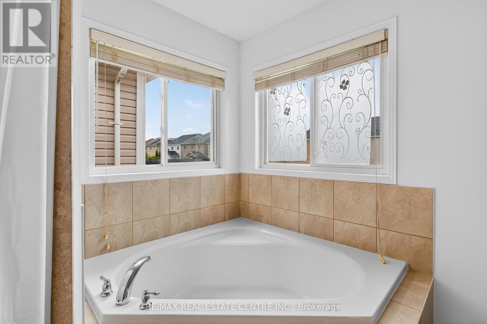 240 Armstrong Crescent, Bradford West Gwillimbury (Bradford), Ontario  L3Z 2A4 - Photo 29 - N12358250