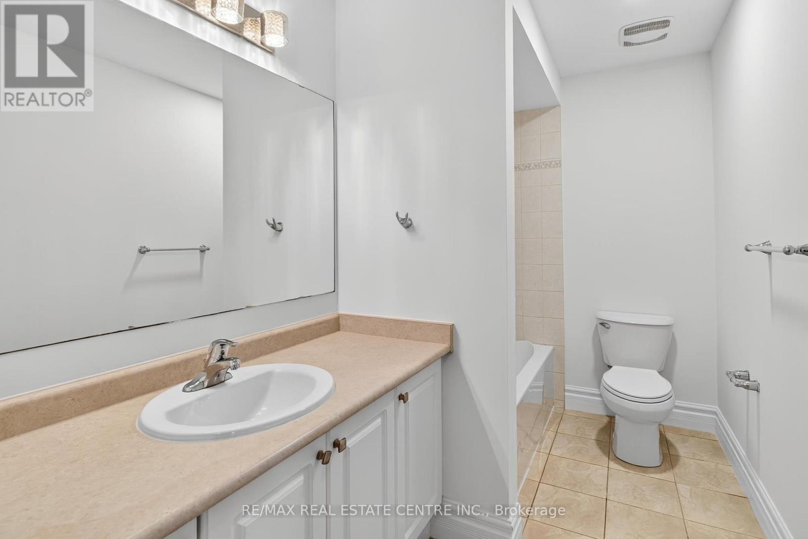 240 Armstrong Crescent, Bradford West Gwillimbury (Bradford), Ontario  L3Z 2A4 - Photo 40 - N12358250