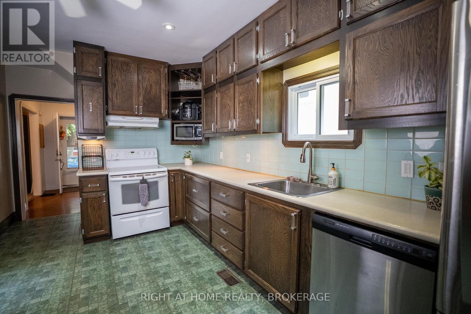 88 Chaplin Avenue, St. Catharines, Ontario  L2R 2E7 - Photo 11 - X12358318