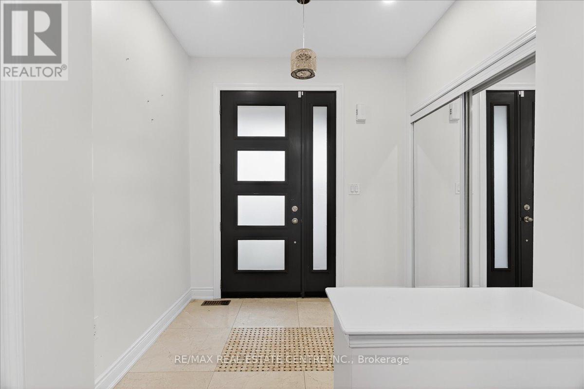 980 Clark Boulevard, Milton, Ontario  L9T 6P6 - Photo 2 - W12358309