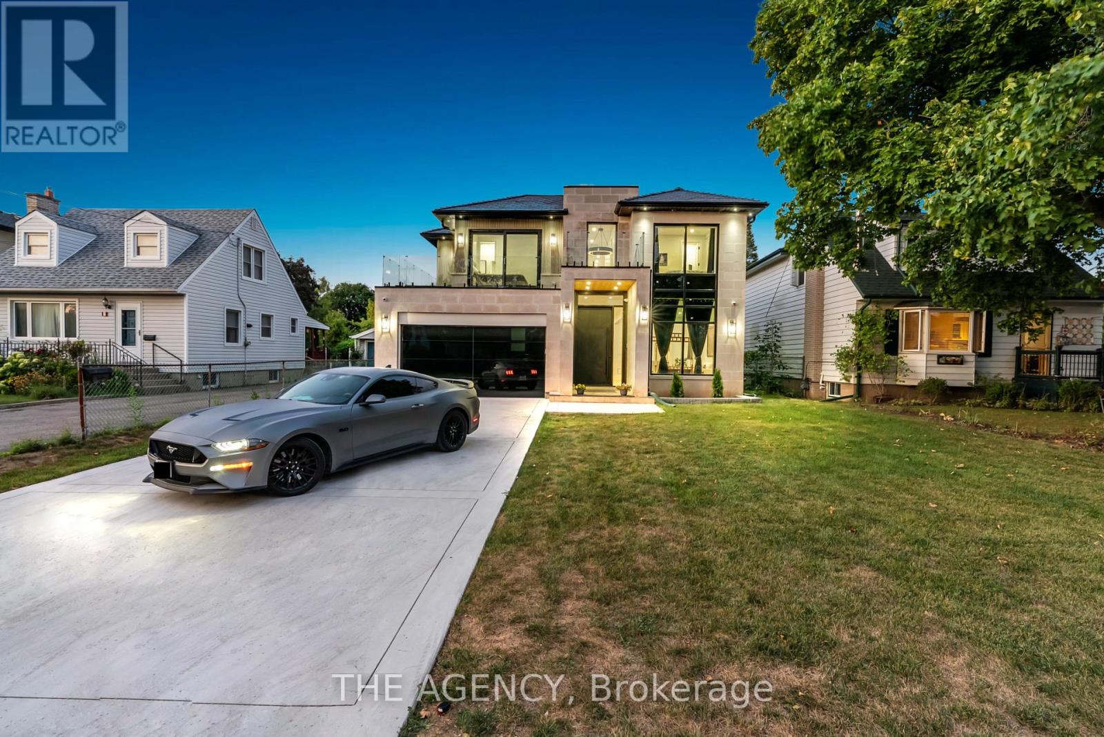 9 Earl Street, Mississauga, Ontario  L5M 1N6 - Photo 2 - W12358317