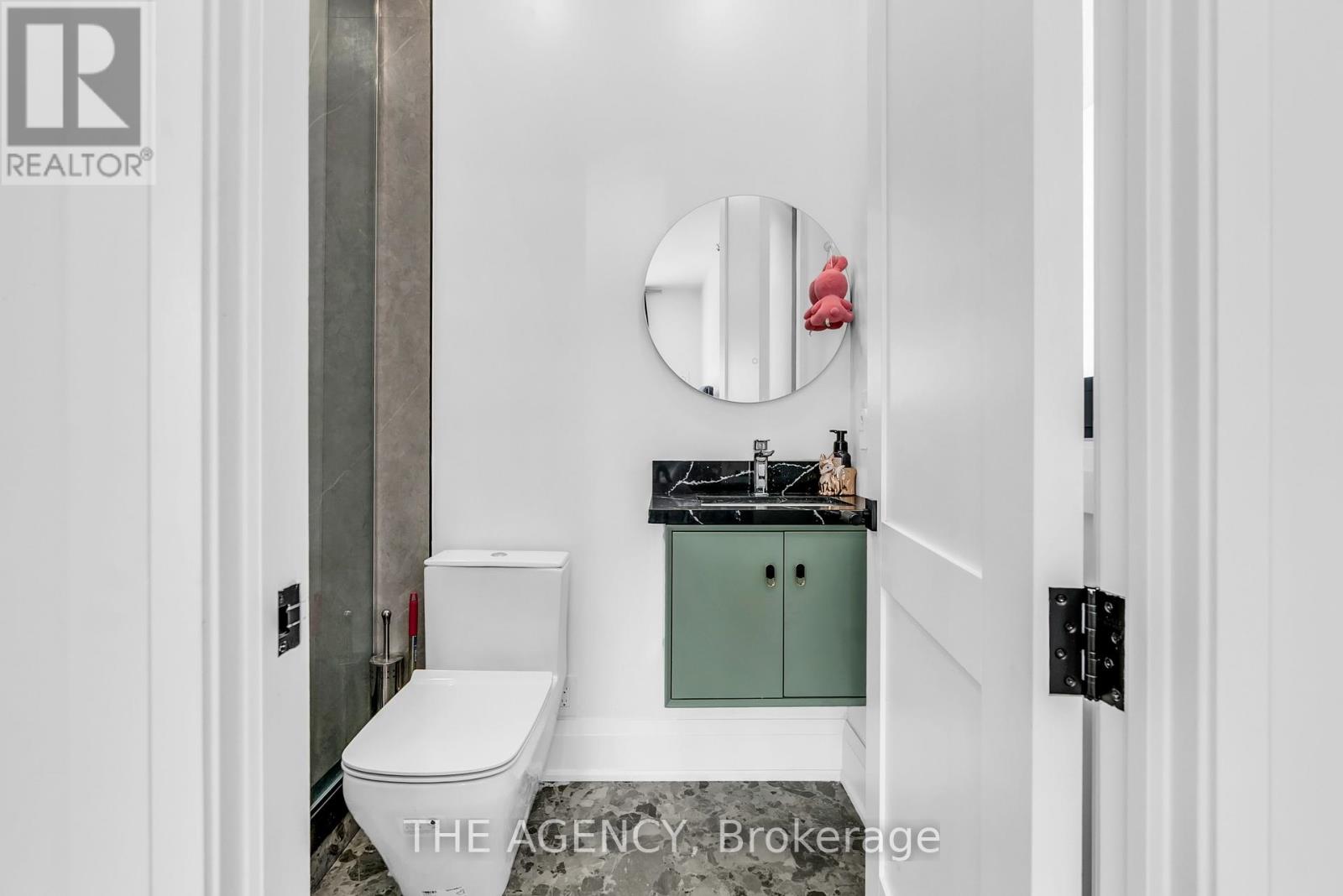 9 Earl Street, Mississauga, Ontario  L5M 1N6 - Photo 35 - W12358317