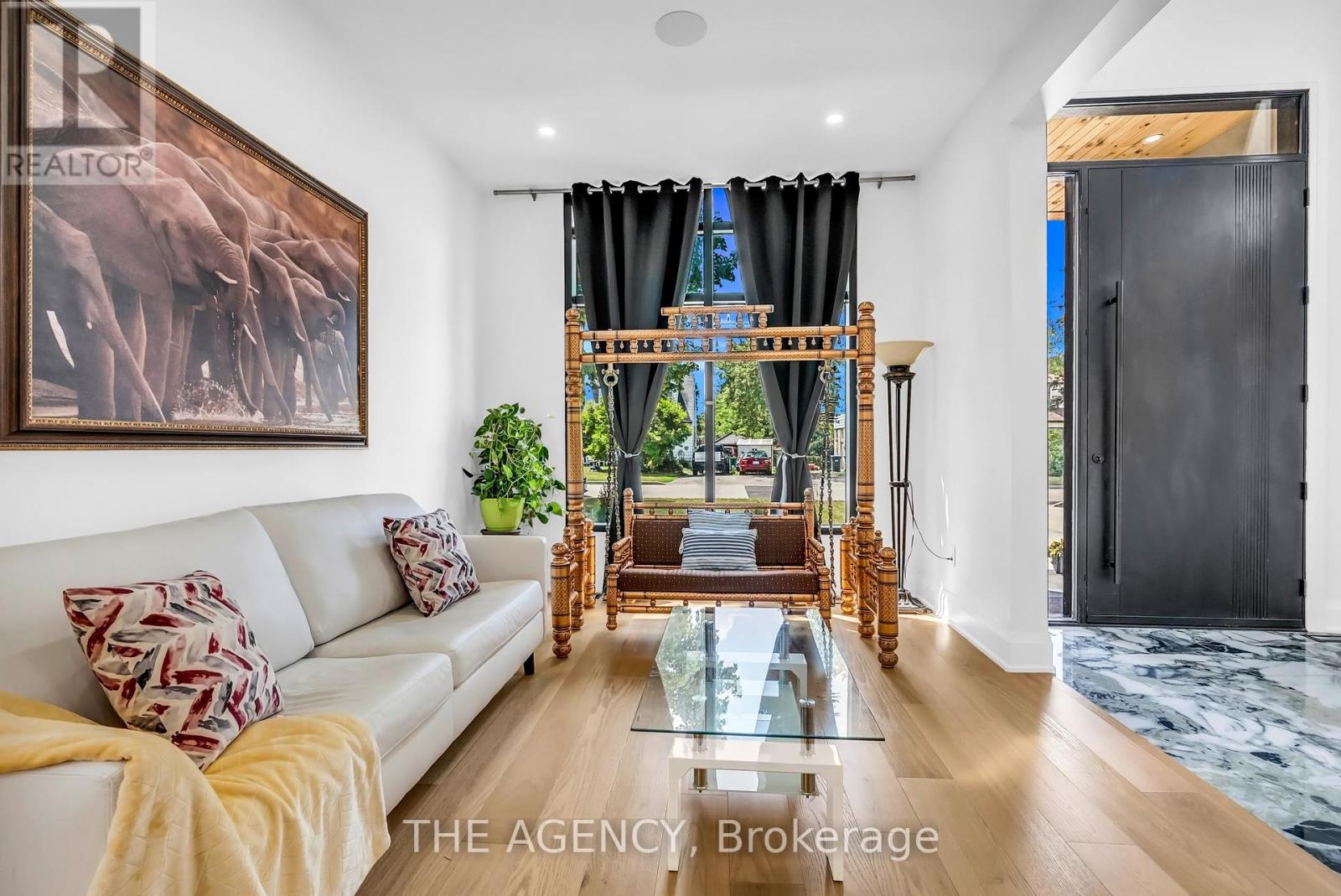 9 Earl Street, Mississauga, Ontario  L5M 1N6 - Photo 6 - W12358317