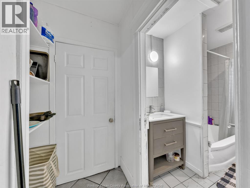417 Bridge, Windsor, Ontario  N9B 2M3 - Photo 8 - 25021291