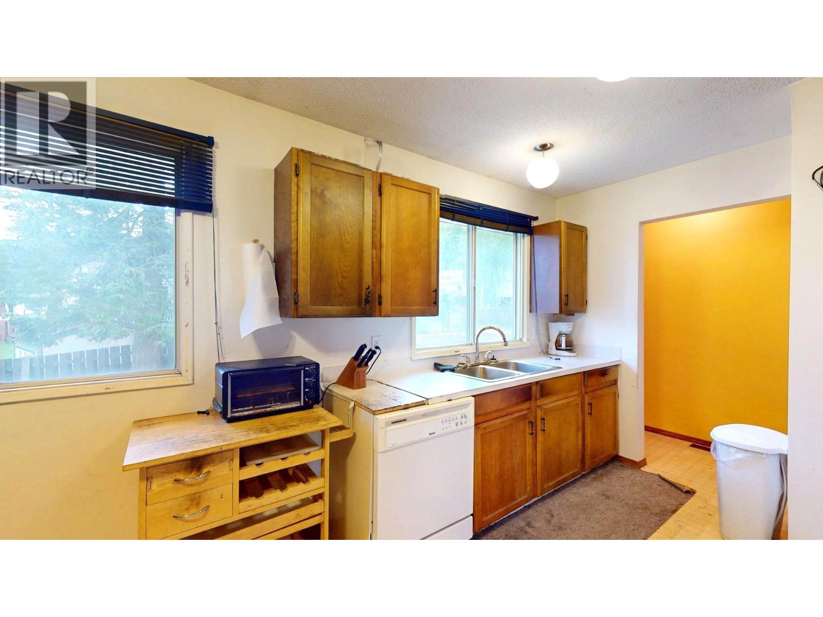 2016 Alder Street, Elkford, British Columbia  V0B 1H0 - Photo 12 - 10358055